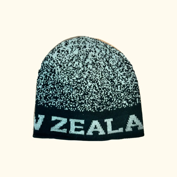 Grey New Zealand Beanie 🖤 - Picture 2 of 2